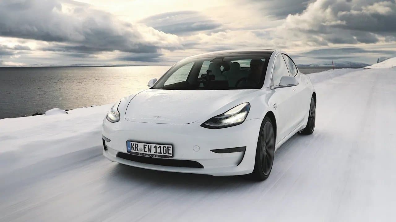 Tesla Model 3 vs. Diesel-SUV vs. Nordkap im Winter! backdrop
