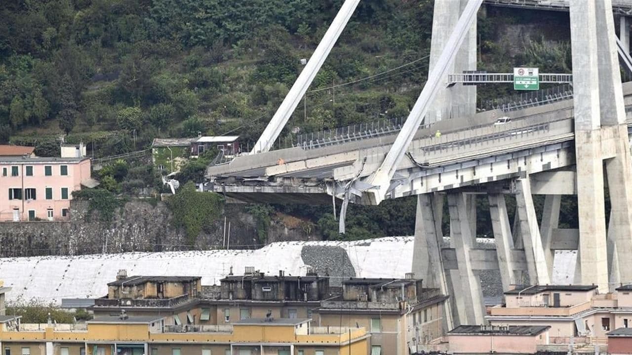 Genova ore 11:36 backdrop