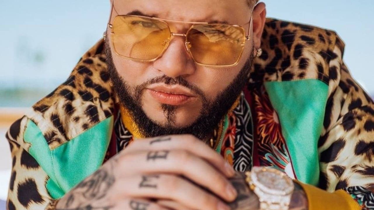 Farruko: En letra de otro backdrop