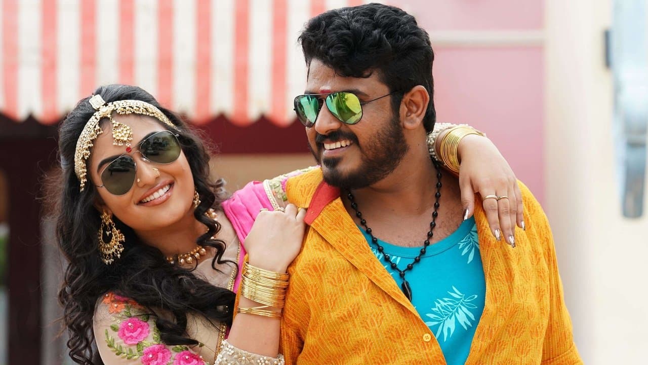 Oru Pazhaya Bomb Kadha backdrop