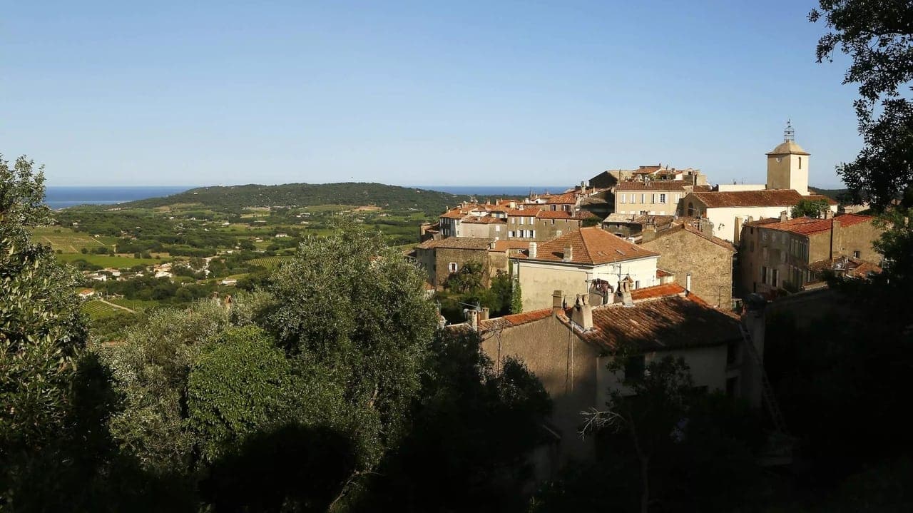 Crime à Ramatuelle backdrop