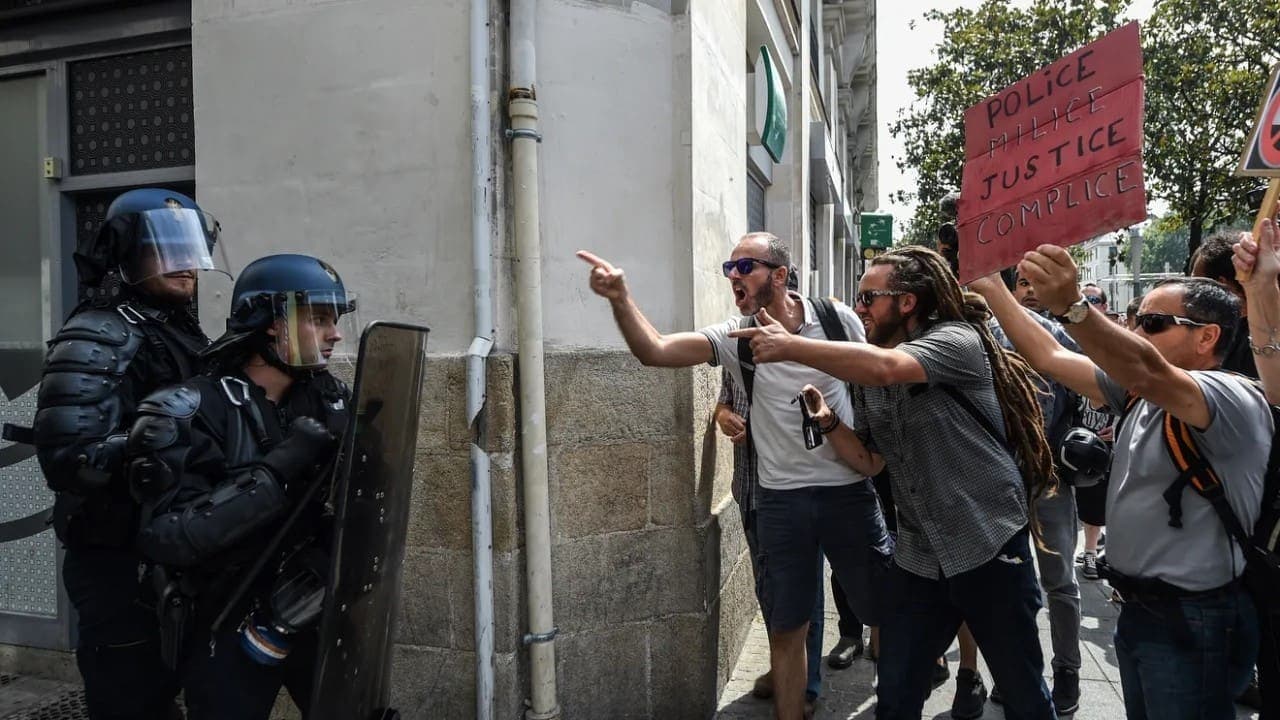 Police officers and citizens, a relationship under tension backdrop