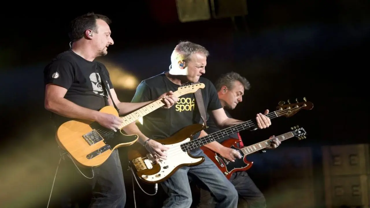 Hombres G: El año que vivimos peligrosamente backdrop